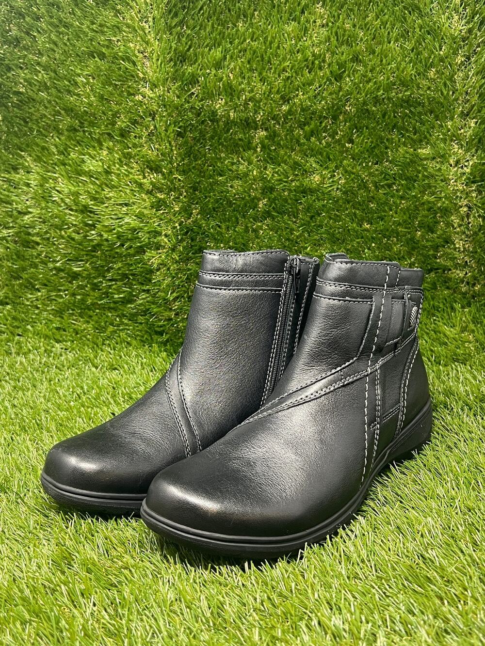 Clarks Women's 9M Carl Black Leather Bootie